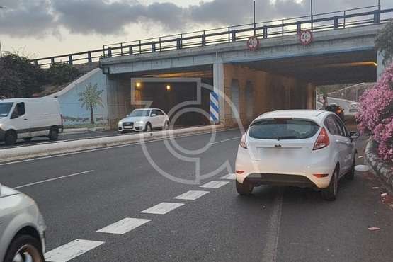Turismo abandonado desde hace más de 7 horas en el arcén de la Avenida del Cabildo en Telde/TA.